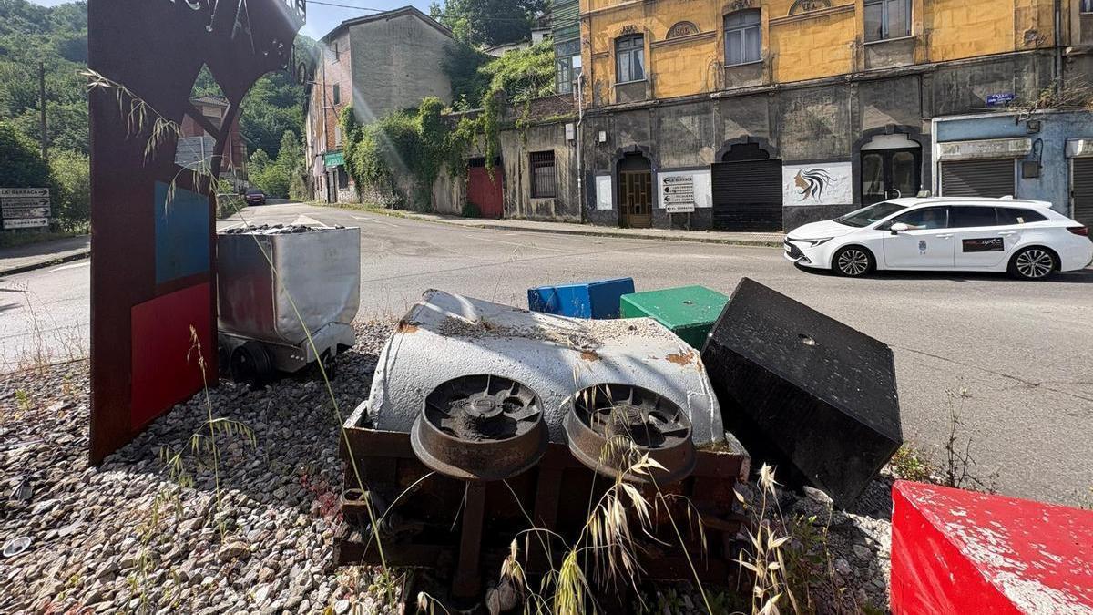 La rotonda de acceso a El Entrego.