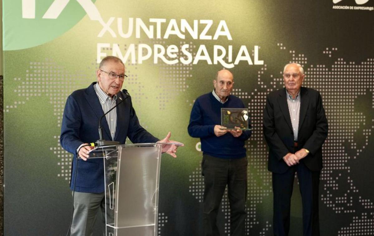 Galardonados con autoridades y representantes de la patronal.  |  Bernabé | |  BERNABÉ