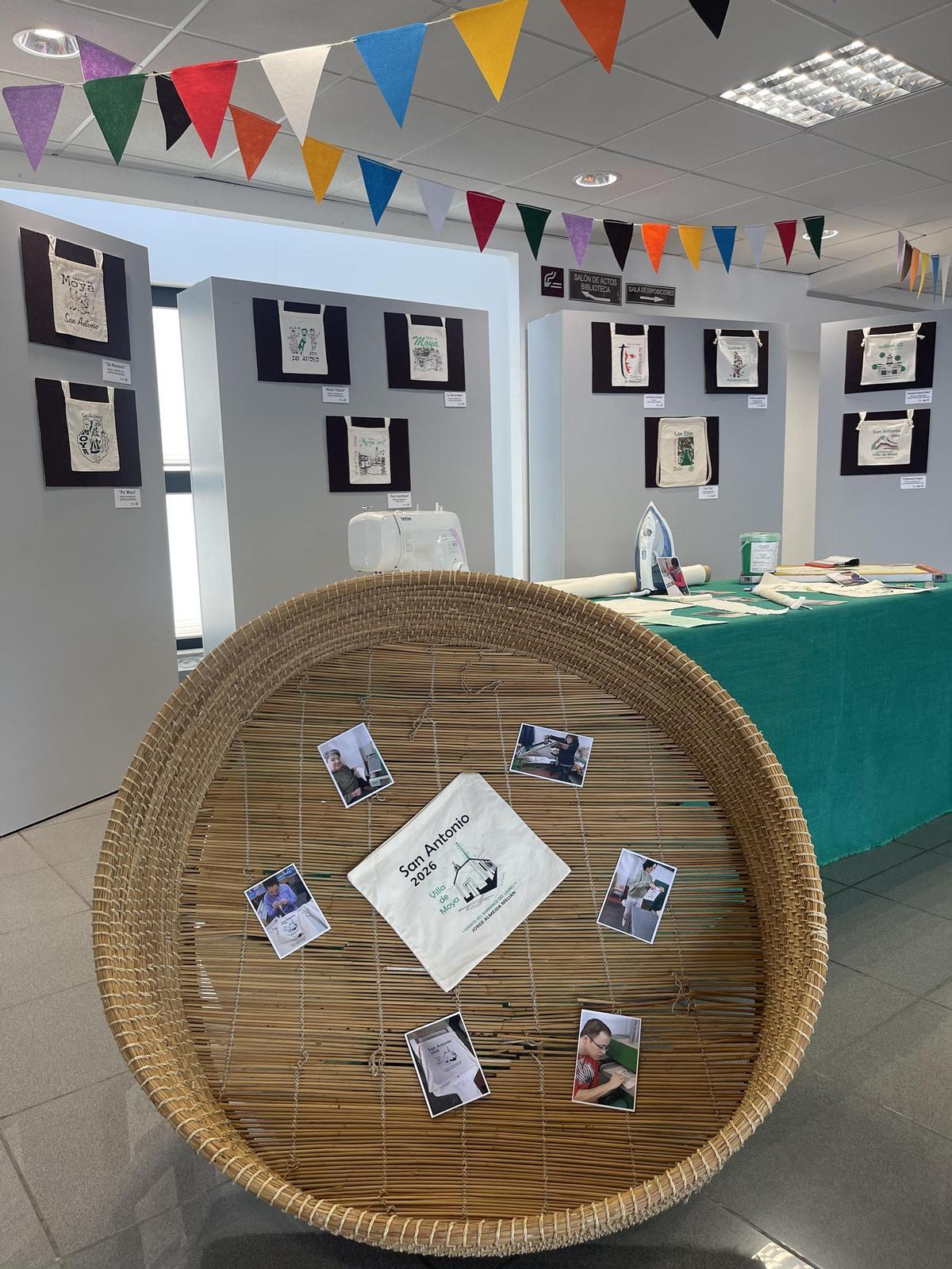 La Villa de Moya acoge una exposición de las talegas de San Antonio elaboradas por el Centro Ocupacional