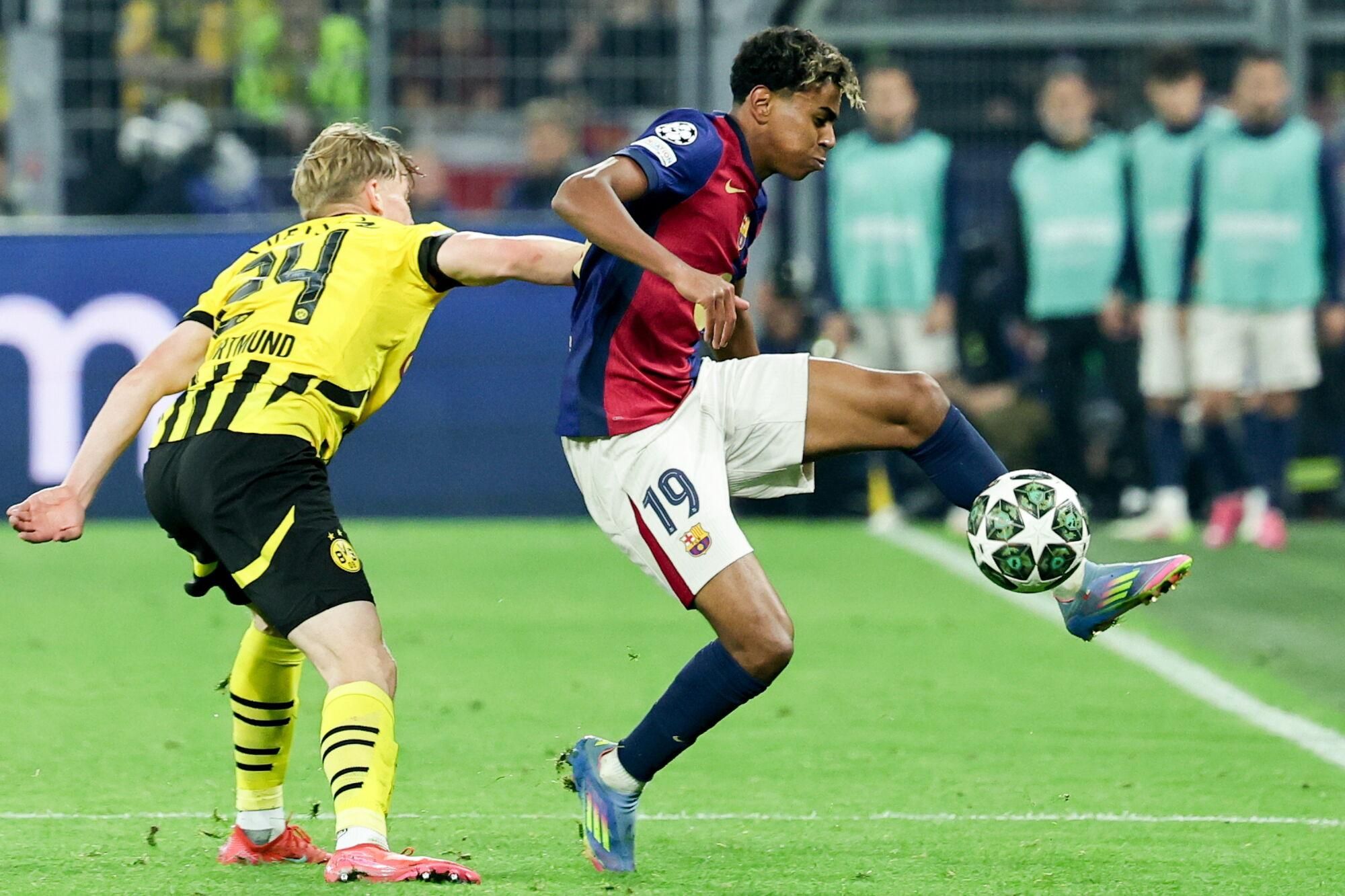 Dortmund (Germany), 15/04/2025.- Daniel Svensson (L) of Dortmund in action against Lamine Yamal of Barcelona during the UEFA Champions League quarter-finals, 2nd leg soccer match between Borussia Dortmund and FC Barcelona, in Dortmund, Germany, 15 April 2025. (Liga de Campeones, Alemania) EFE/EPA/FRIEDEMANN VOGEL
