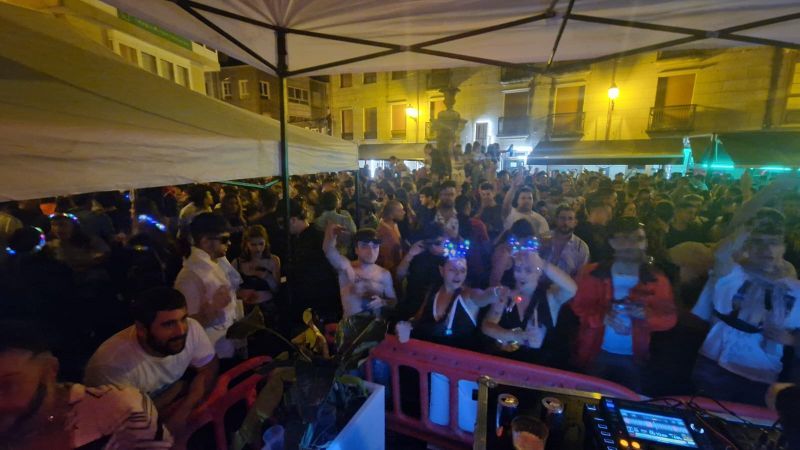 Lleno en los locales de copas con música de Vilagarcía durante la "noche del agua".