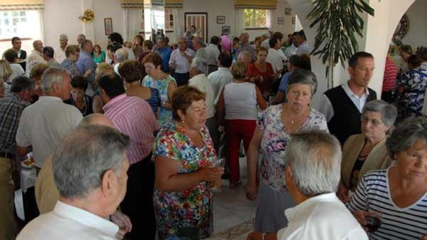 Os membros da Asociación de Xubilados e Pensionistas Santiago Apóstol, no restaurante Pereiro en O Hío.  // Gonzalo Núñez