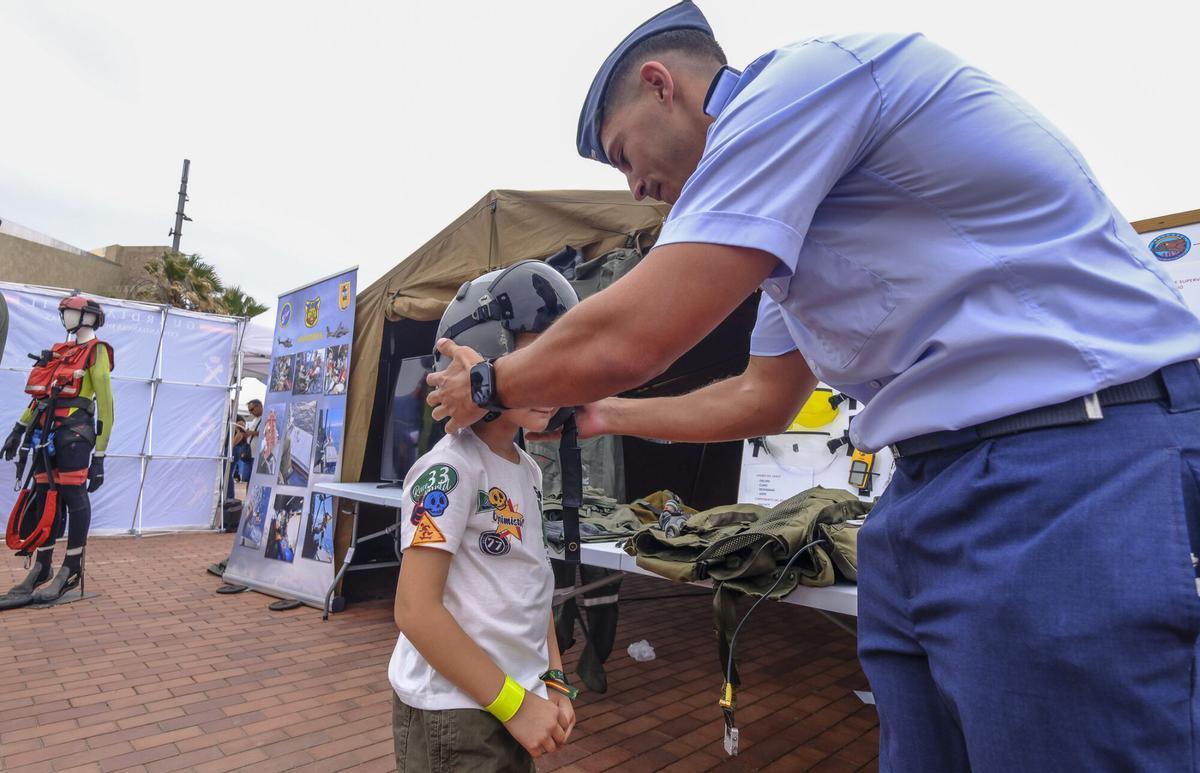 Exhibición de rescate con helicóptero en La Cícer dentro del Día de las Fuerzas Armadas