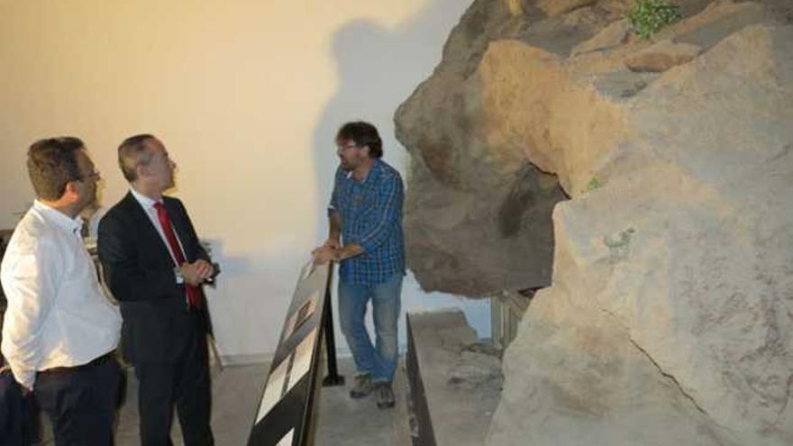 Francisco García (izq.), Larry Álavarez y Xavier Velasco junto a la recreación de una cueva de La Fortaleza.  | acfilpress