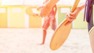Consejos del fisioterapeuta para practicar deportes en la playa sin lesionarnos