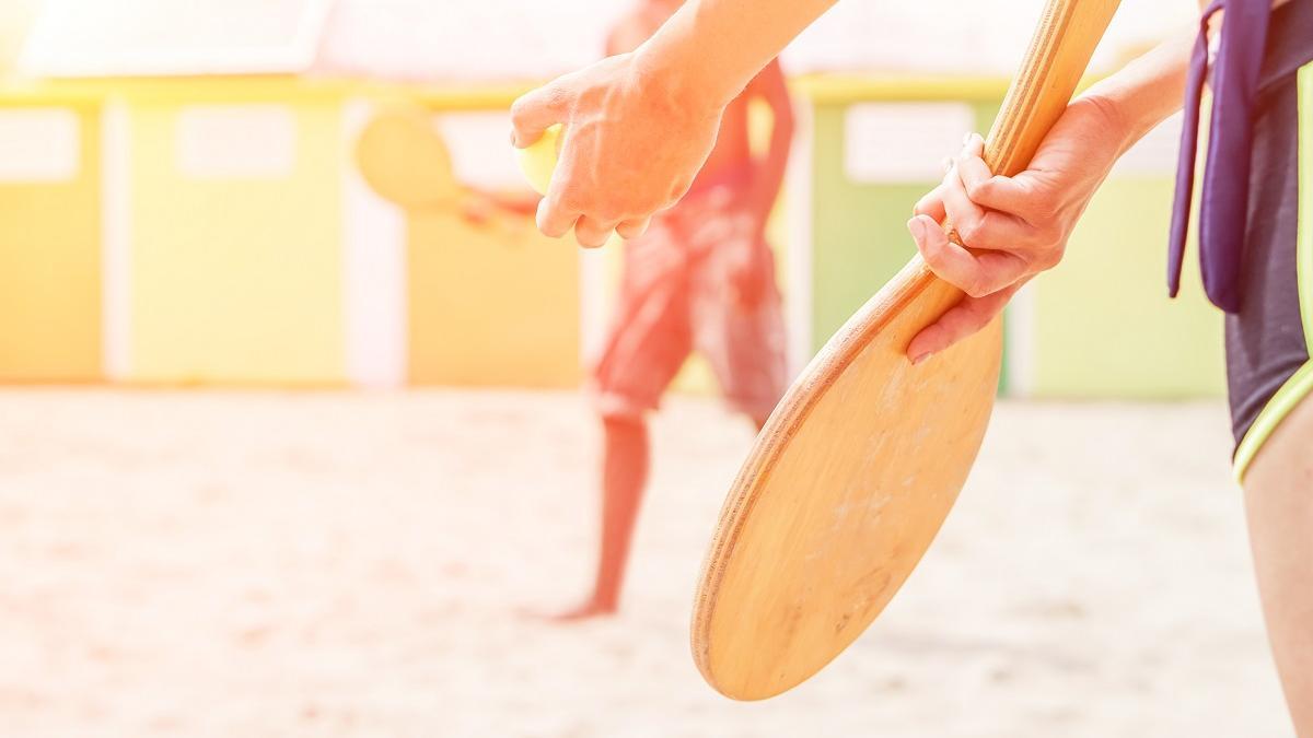 Consejos del fisioterapeuta para practicar deportes en la playa sin lesionarnos.