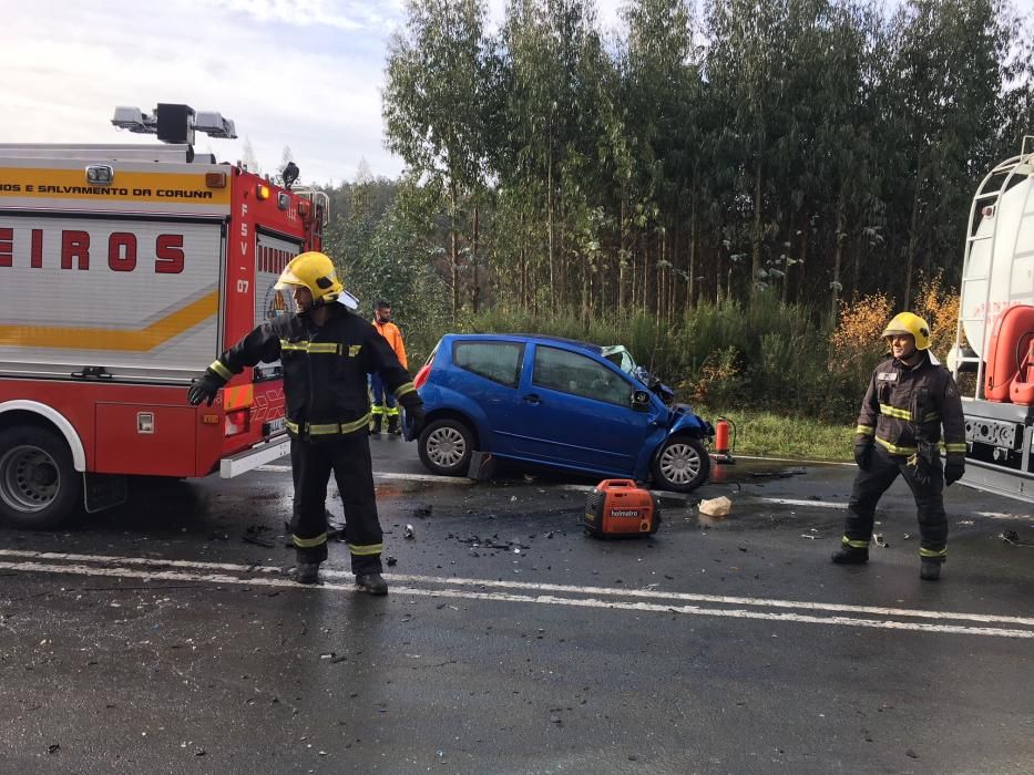 La víctima quedó atrapada en el interior del turismo tras impactar contra el camión.