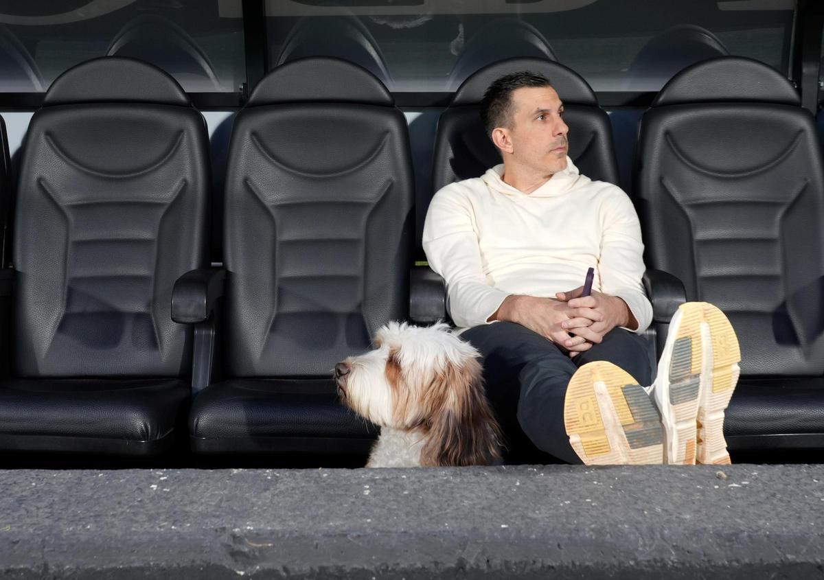 Bob Voulgaris, junto a su mascota Oscar, en el banquillo local del SkyFi Castalia, el pasado domingo.