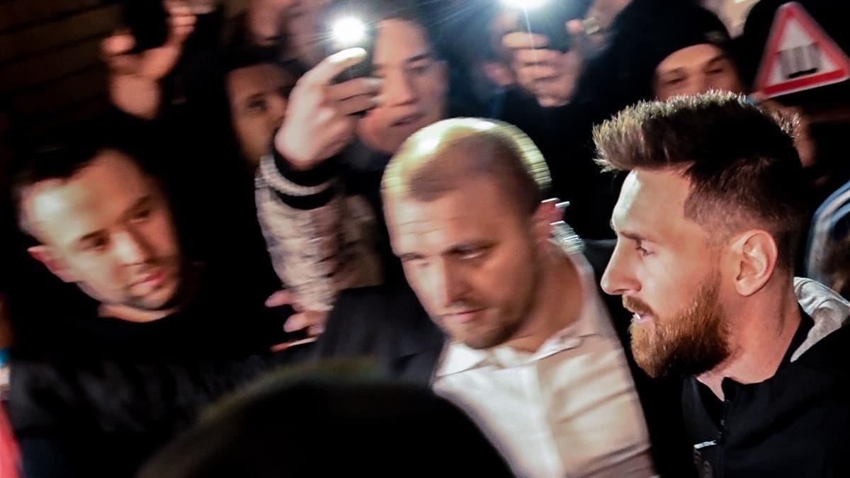 Messi, rodeado de gente, este jueves en Moscú.