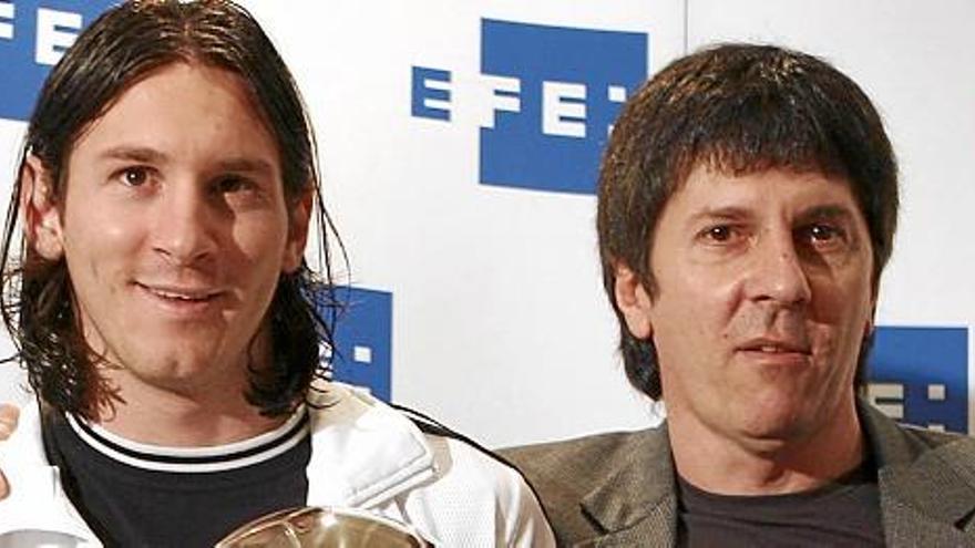 Fotografía de archivo del 22/02/08 de Messi junto a su padre.