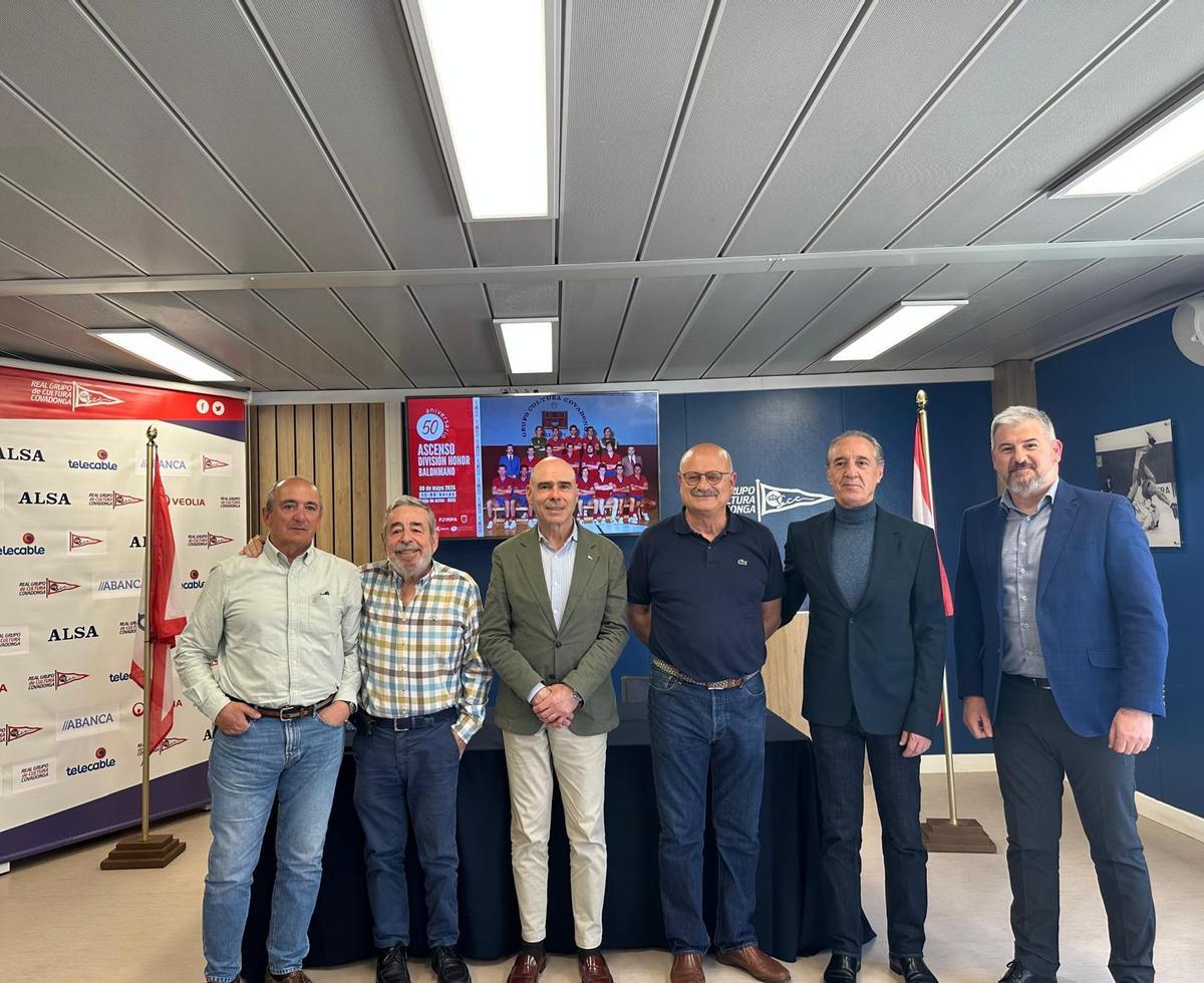 Por la izquierda, José Antonio González, Falo Méndez, Joaquín Miranda, Vicente Moral, Juan de Dios Ruesga y Sergio García, ayer en el Grupo.