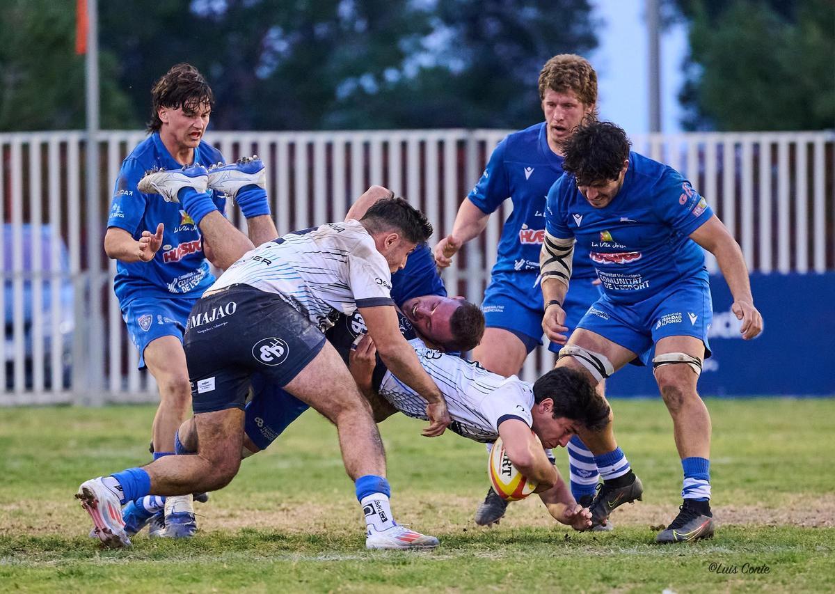 Partido entre Club de Rugby Huesitos La Vila y el Ciencias Sevilla.
