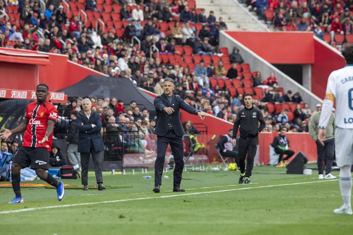Demichelis da instrucciones a sus jugadores.