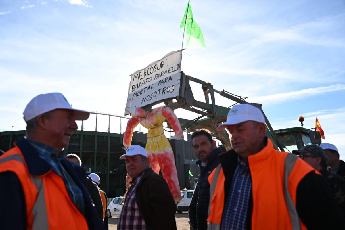 Así ha sido la salida de la tractorada desde Elche