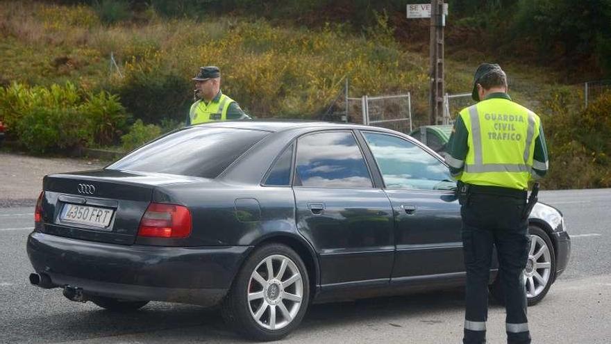 Un control de tráfico en la N-550 a su paso por Pontevedra. // Rafa Vázquez