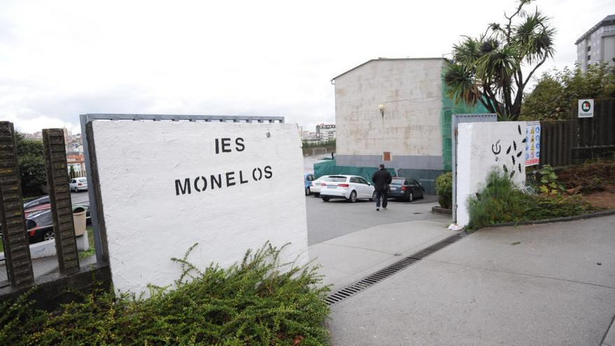 Acceso al IES Monelos.