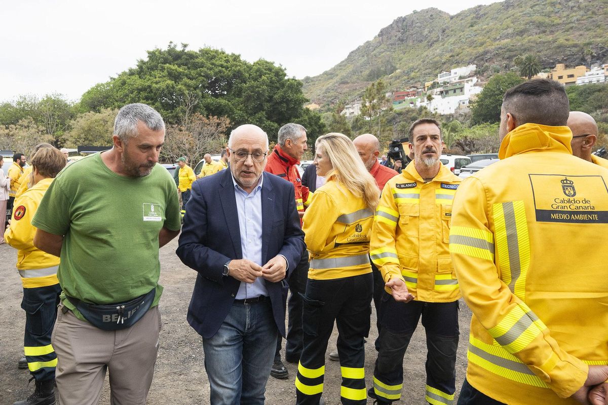 Antonio Morales junto a técnicos de Medio Ambiente.