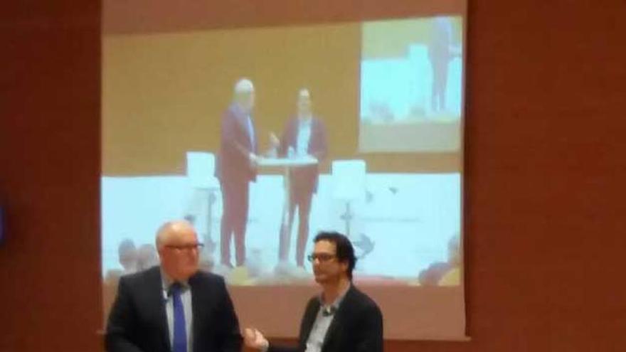 Frans Timmermans, a la izquierda, durante un encuentro con estudiantes, ayer en Madrid.