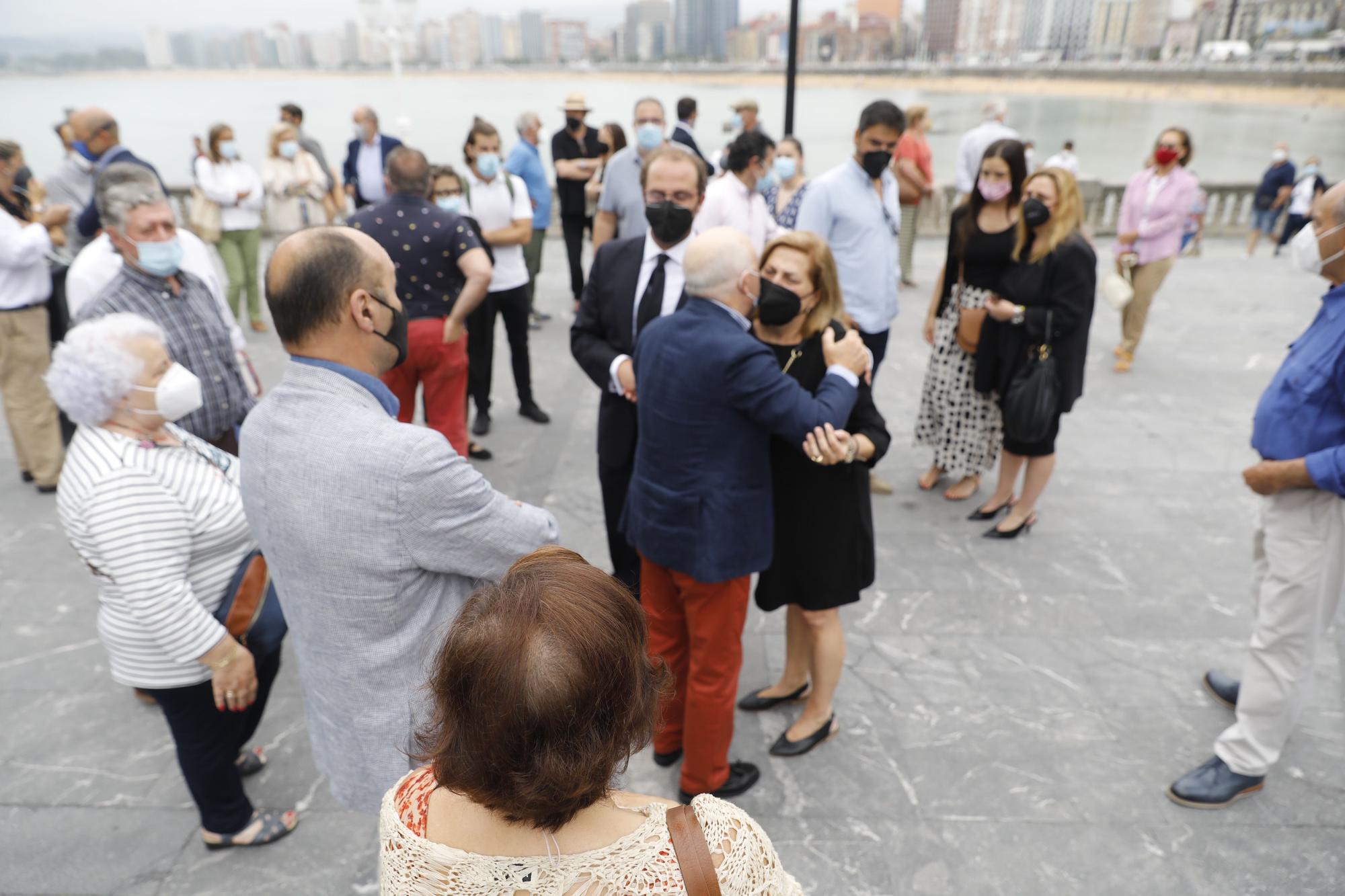 Emocionante despedida a Alfonso Peláez, gijonés “que vivió e hizo vivir la ciudad”