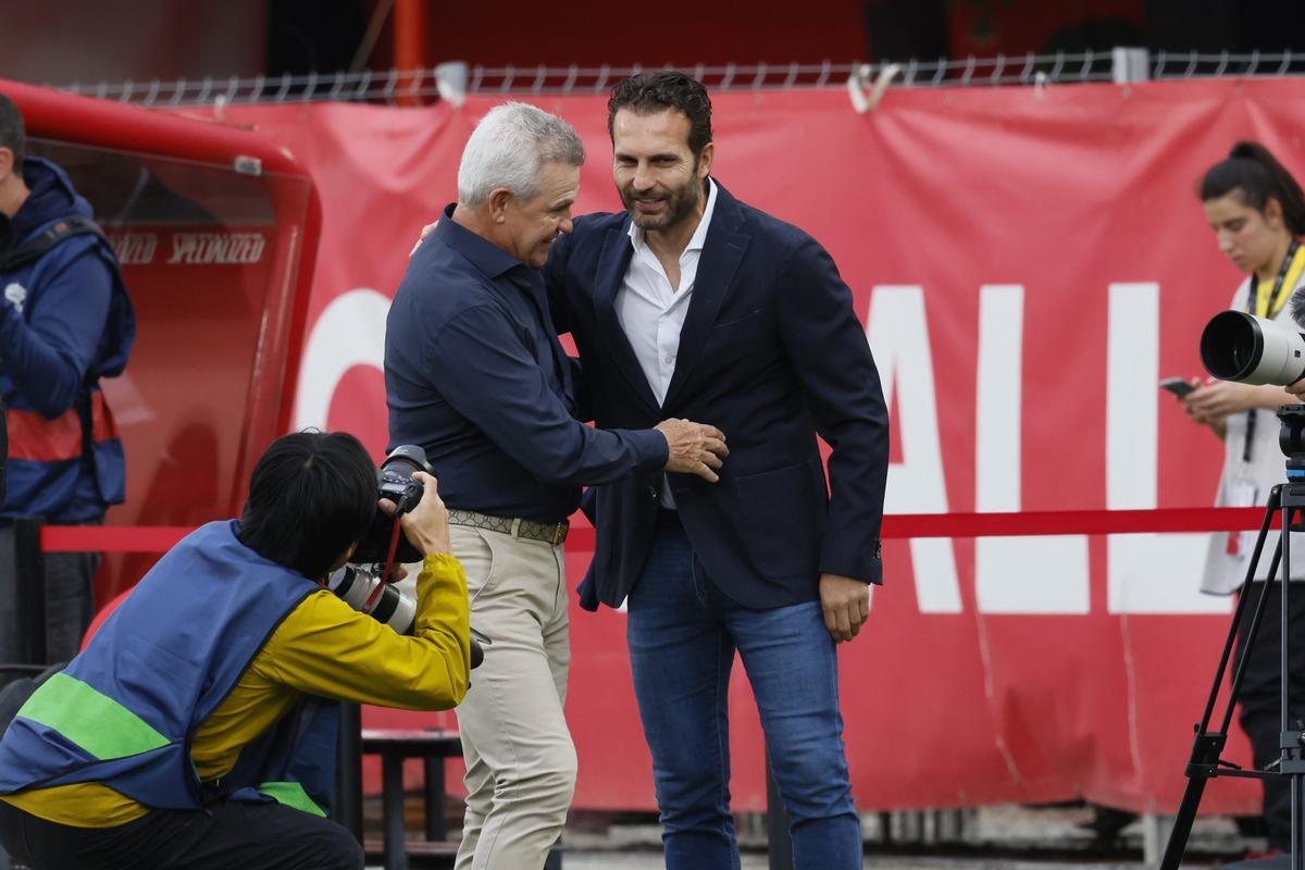 Rubén Baraja se saluda con Javier Aguirre al inicio del Mallorca - Valenica