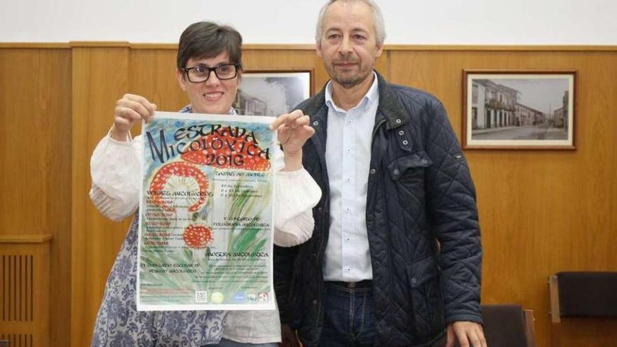 Mercedes Nodar y Juan Constenla, con el cartel de otoño de Estrada Micolóxica. // Bernabé / Wendy Carolina