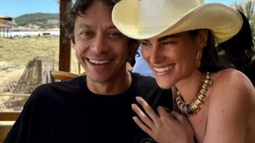 El expiloto de MotoGP Valentino Rossi y su pareja, Francesca Sofía, veranean junto a su hija en Ibiza.
