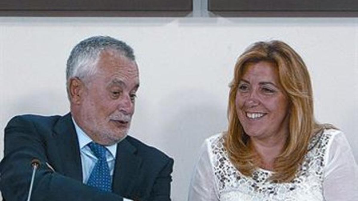 José Antonio Griñán conversa con Susana Díaz, ayer, en Sevilla.