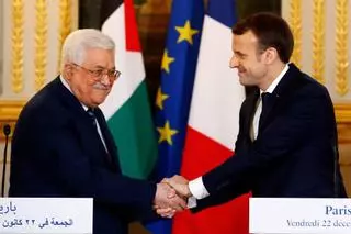Macron recibe en París a Mahmud Abás para abordar la implementación del alto el fuego en Gaza