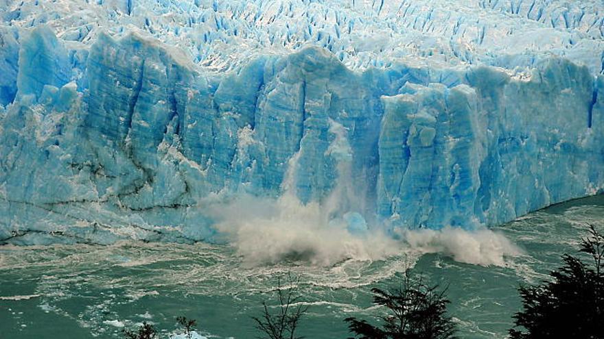 Vista de los desmoronamientos de hielo causados por la grieta generada por la presión del agua, en el dique natural formado en el glaciar Perito Moreno entre el brazo Rico y el Lago Argentino, en el Parque Nacional Los Glaciares, de la provincia Santa Cruz, Patagonia argentina. Dicho dique divide en dos al lago, y deja ver la perspectiva del gigantesco desmoronamiento de hielo que normalmente ocurre en los veranos cada cuatro ó cinco años atrayendo a miles de turistas. EFE/Ariel Molina