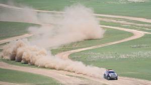 Denis Krotov de Rusia y Dmytro Tsyro de Rusia compiten con su MINI John Cooper Works Rally durante la tercera etapa del Silk Way Rally 2019 de Ulan-Ude a Ulaanbaatar.