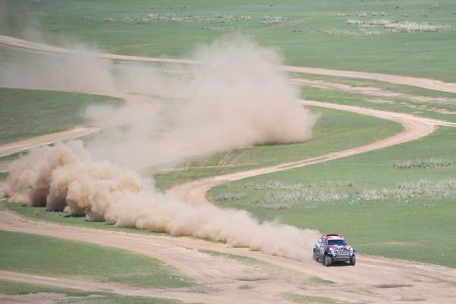 Denis Krotov de Rusia y Dmytro Tsyro de Rusia compiten con su MINI John Cooper Works Rally durante la tercera etapa del Silk Way Rally 2019 de Ulan-Ude a Ulaanbaatar.