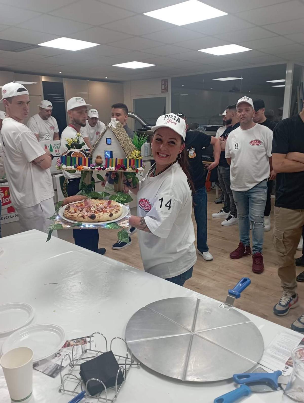 Rebeca Guerrero con su pizza subcampeona en la competición del 8 de mayo