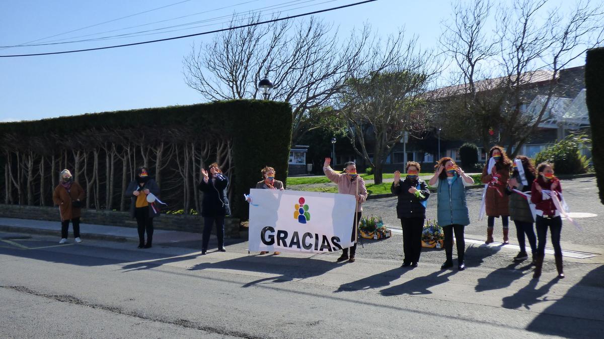 Las mujeres del colectivo &quot;Todos somos Jarrio&quot;, con una pancarta de agradecimiento por el apoyo, a la entrada del hospital