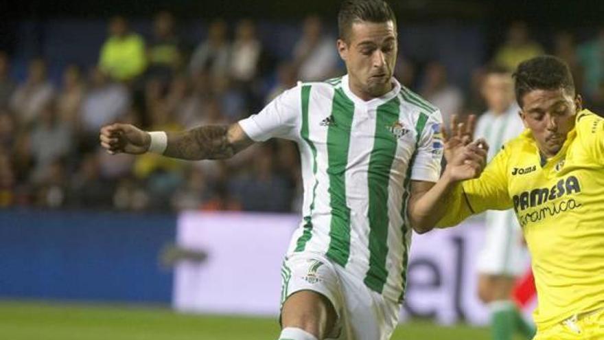 Sergio León pugna por el balón con Fornals, del Villarreal.