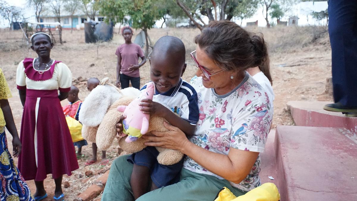 El equipo de la Fundación Kirira trabaja en Kenia para fomentar el empoderamiento femenino.