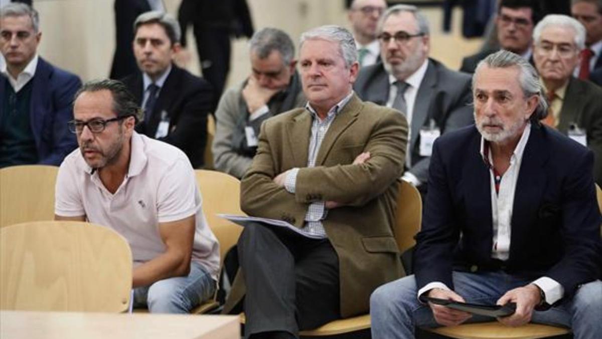 Álvaro Pérez Alonso, 'el Bigotes', Pablo Crespo y Francisco Correa, el lunes en el juicio por la 'Gürtel' valenciana en San Fernando de Henares (Madrid).