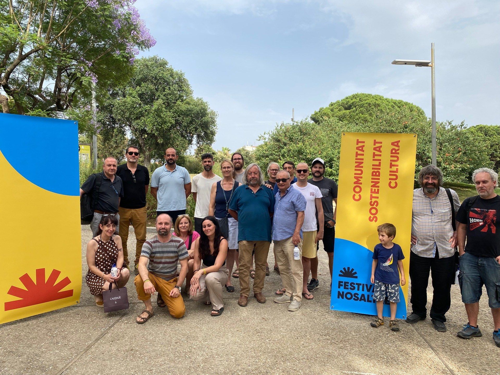 El regidor de Cultura, Xesco Gomar, con los directores del festival, y grupos y entidades colaboradoras.