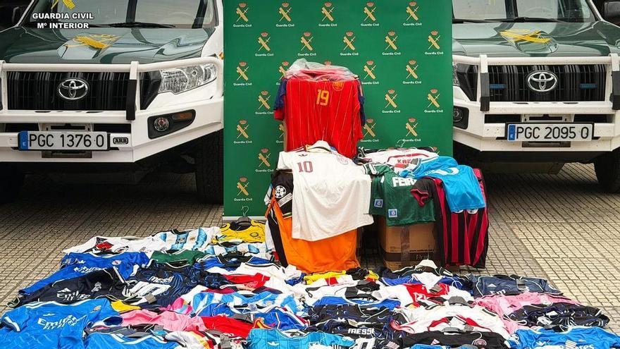 La Guardia Civil interviene en la comarca de A Coruña más de un millar de prendas deportivas falsificadas con un valor de mercado de 105.300 euros