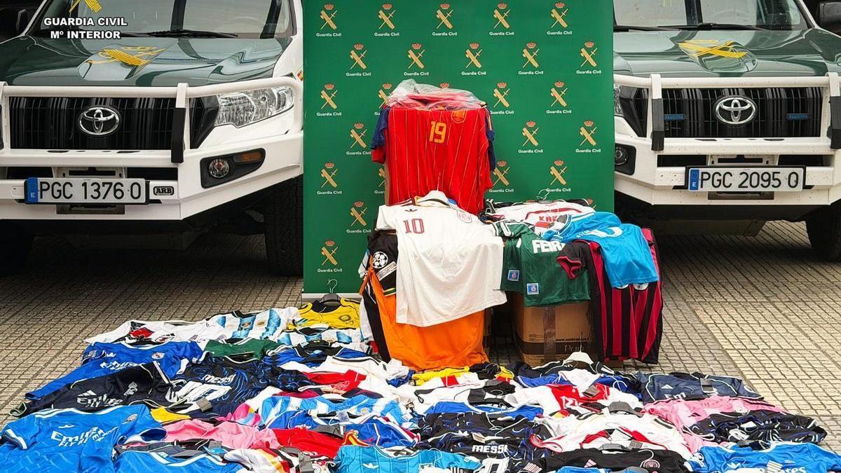 La Guardia Civil interviene en la comarca de A Coruña más de un millar de prendas deportivas falsificadas con un valor de mercado de 105.300 euros