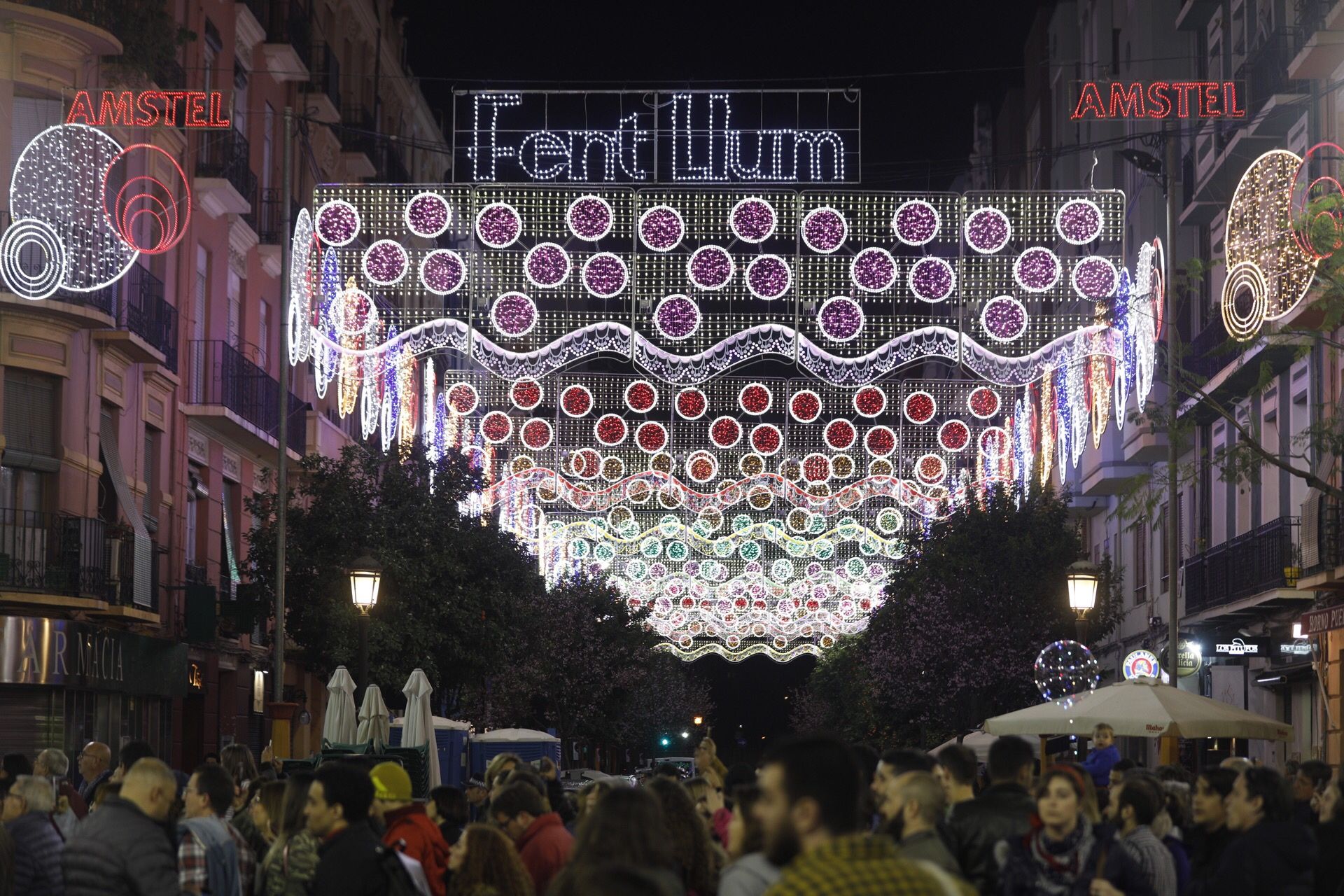 Galería nostálgica de las calles iluminadas en Fallas (2010-2020)