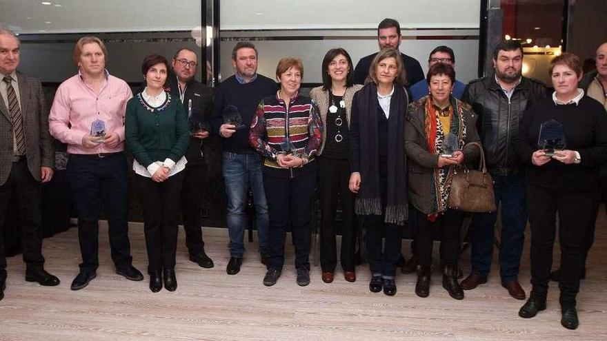 Los ganaderos galardonados ayer en el Samaná, con la conselleira, los alcaldes y otras autoridades asistentes. // Bernabé / Cris M.V.