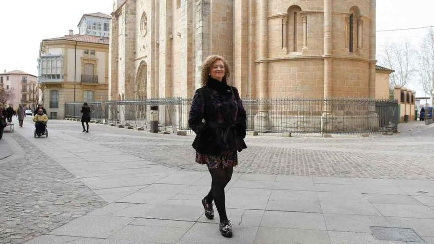 Pilar Gutiérrez pasea por las calles del casco histórico de la capital.