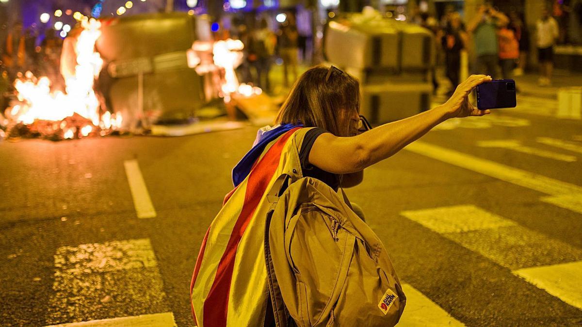 Una manifestant,
ahir al vespre
a Barcelona.   | E.PRESS