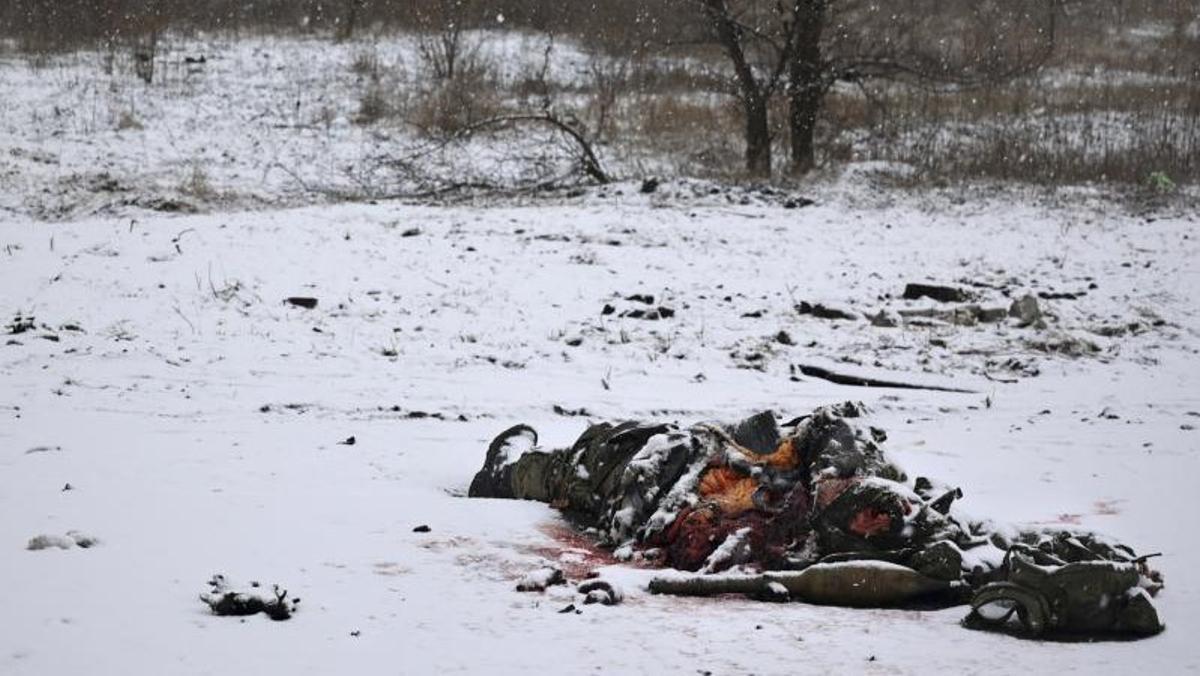 El cadáver de un soldado ruso yace ayer en un terreno nevado cerca de Járkov, el pasado mes de febrero. El cadáver de un soldado ruso yace ayer en un terreno nevado cerca de Járkov, el pasado mes de febrero.