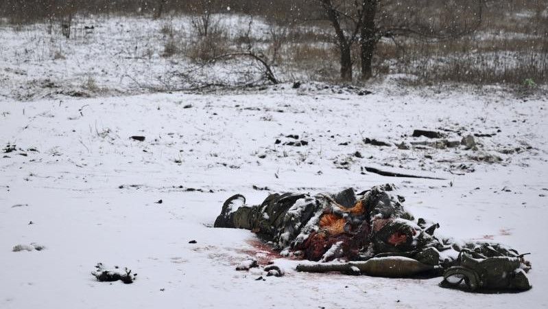 El cadáver de un soldado ruso yace ayer en un terreno nevado cerca de Járkiv, en Ucrania.Kharkiv (Ukraine), 25/02/2022.- A body of killed Russian soldier lies in the snow after an attack of the Ukrainian army the previous day near the city of Kharkiv, Ukraine, 25 February 2022. Russian troops entered Ukraine on 24 February prompting the country's president to declare martial law and triggering a series of announcements by Western countries to impose severe economic sanctions on Russia. (Atentado, Rusia, Ucrania) EFE/EPA/SERGEY KOZLOV