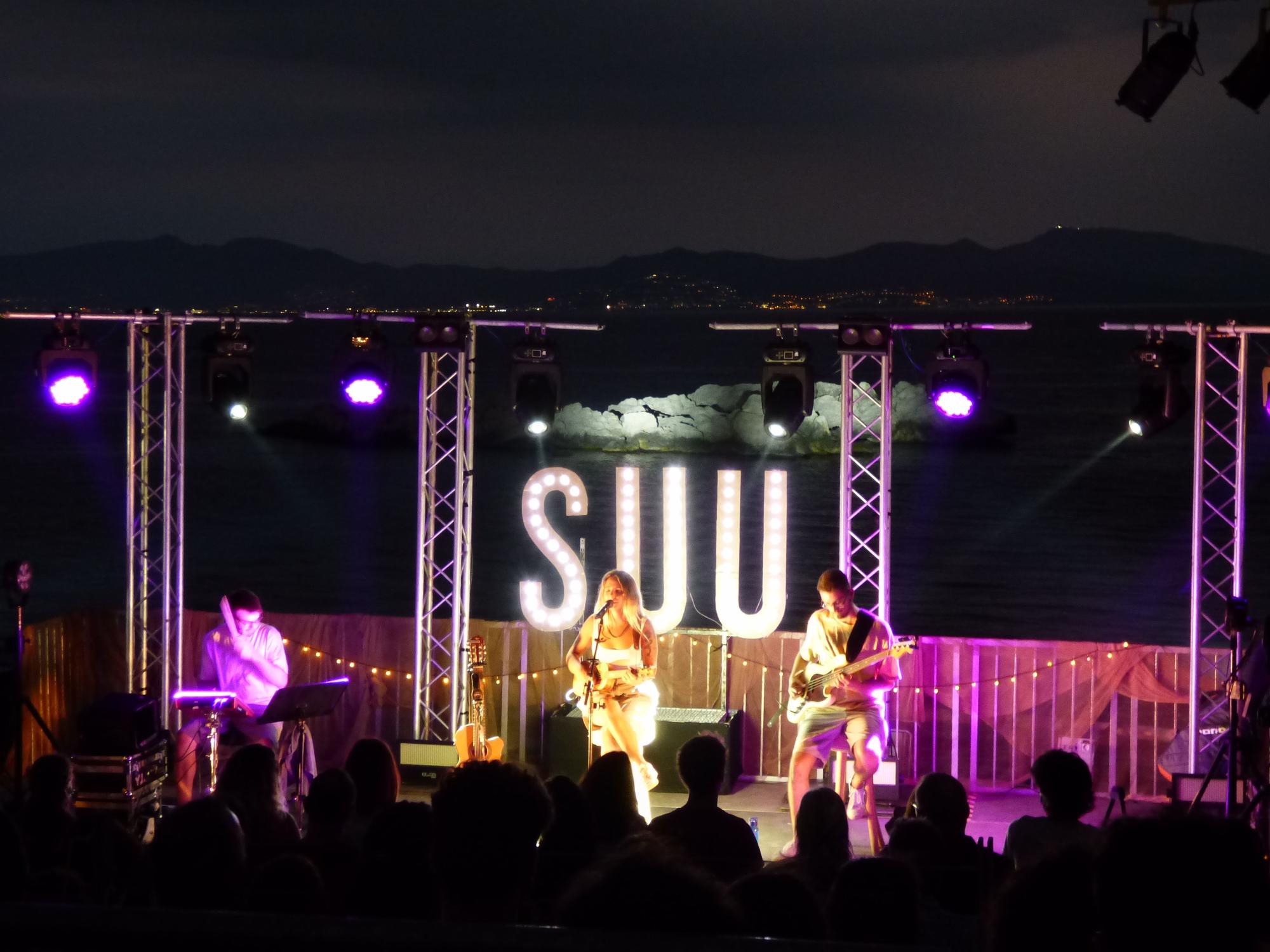 Suu actua al Festival Portalblau de l'Escala