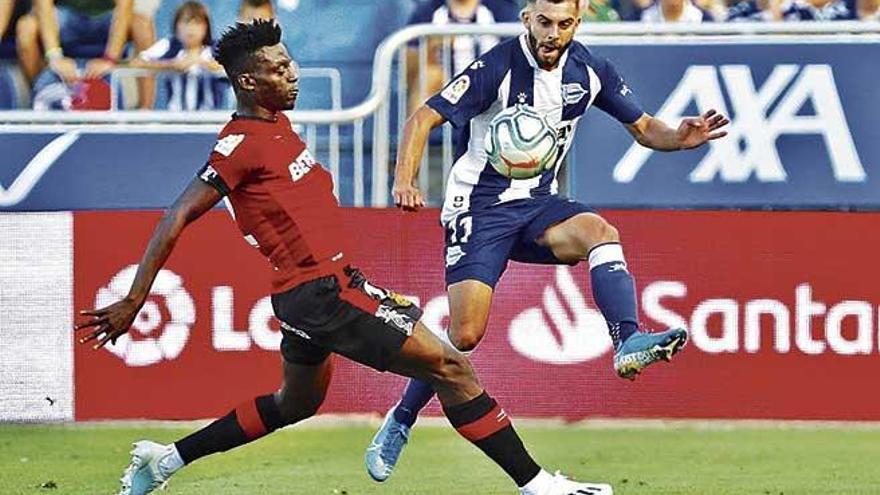 Idrissu Baba corta un balÃ³n en el encuentro frente al AlavÃ©s.