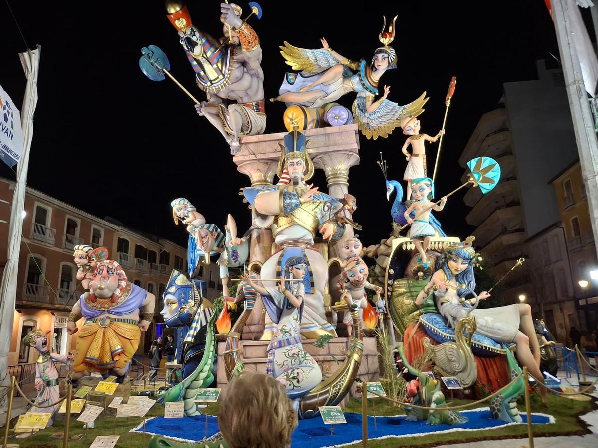 El monumento de Centro, del artista Josué Beitia y que lleva por lema "Faraònik"