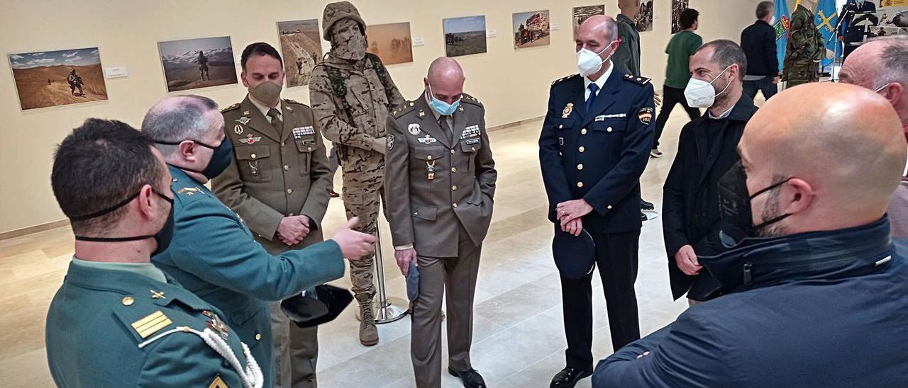 El grupo de militares que ayer asistieron al acto, con el alcalde (tercero por la derecha), durante la inauguración. | |  A. I.