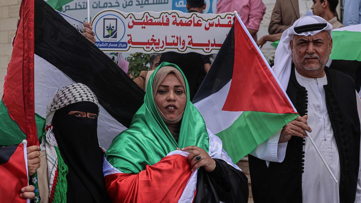Palestinos protestas contra la Marcha de las Banderas, este jueves en Yan Yunis (Gaza).